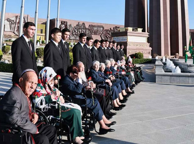 Parahat we asuda durmuşyň goragçylaryna baky şöhrat!