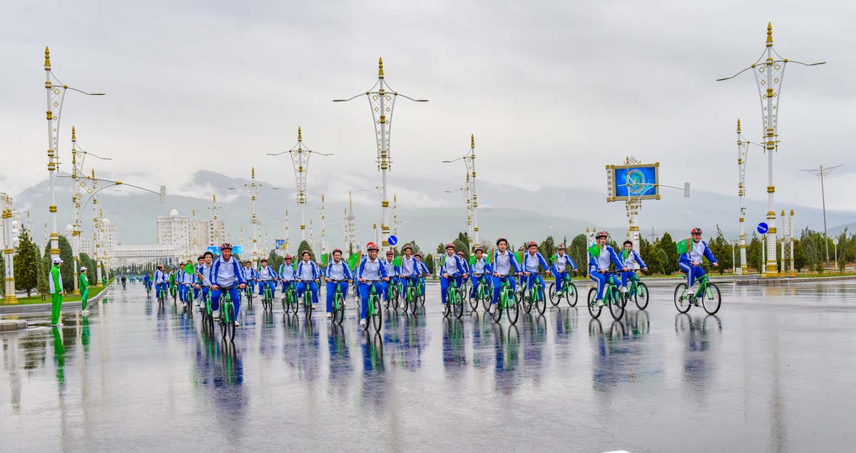 Türkmenistanyň Prezidenti Serdar Berdimuhamedow köpçülikleýin welosipedli ýörişe gatnaşdy
