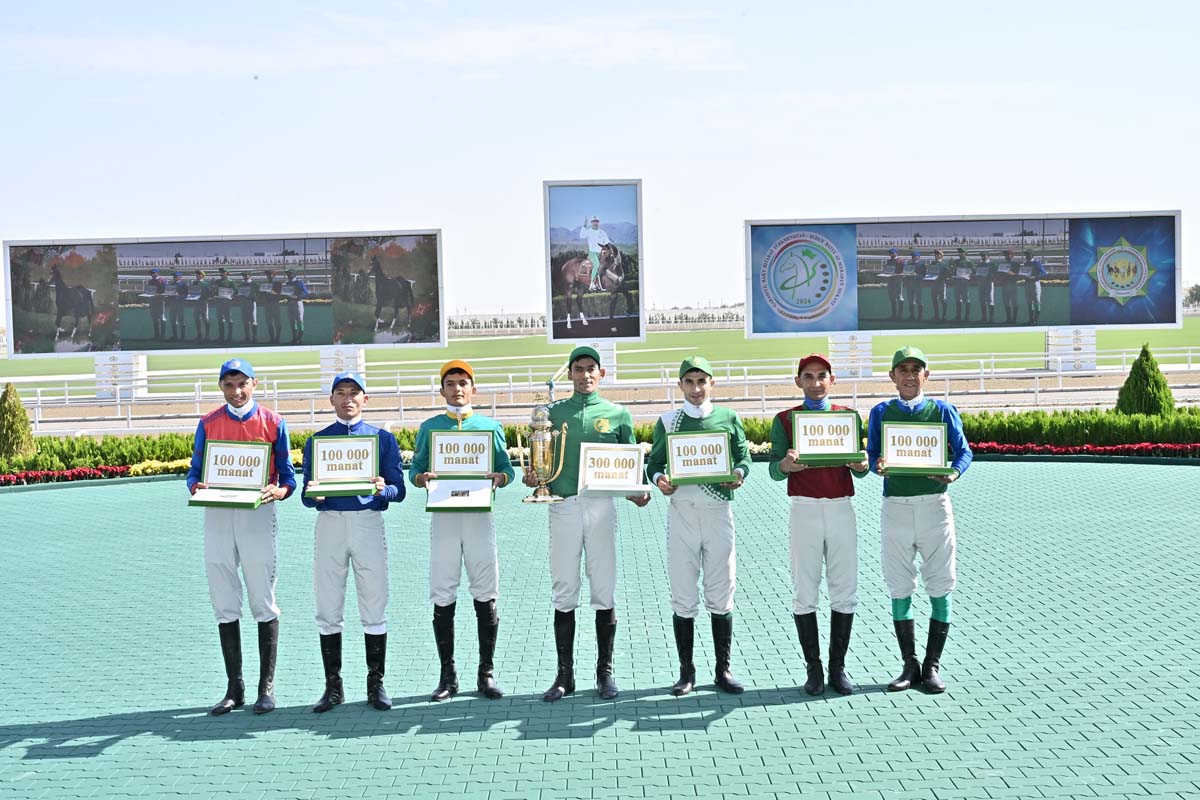 Türkmenistanyň Prezidenti Serdar Berdimuhamedow Aşgabat atçylyk sport toplumyndaky baýramçylyk dabaralaryna gatnaşdy