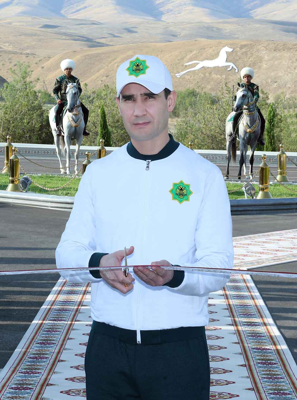 Hormatly Prezidentimiz Serdar Berdimuhamedow we türkmen halkynyň Milli Lideri, Türkmenistanyň Halk Maslahatynyň Başlygy Gahryman Arkadagymyz Gurbanguly Berdimuhamedow Türkmenistanyň Prezidentiniň Ahalteke atçylyk toplumynyň açylyş dabarasyna gatnaşdy